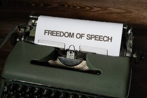 Μετά λένε τον Πούτιν “δικτάτορα”! Κωμικός λέει τις πιο ΠΙΚΡΕΣ αλήθειες για την ΧΟΥΝΤΟ-Δύση, vid