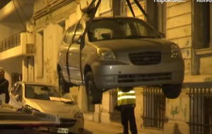 Συνεργεία του δήμου Αθηναίων απομακρύνουν παρατημένα αυτοκίνητα