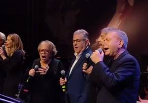 Και στα φωνητικά πολύ καλός ο Κουτσούμπας – ΑΠΛΑ ΔΕΙΤΕ