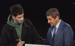 ΘΕΟΤΗΤΑ!  Τεντόγλου σκάει με… φούτερ να πάρει βραβείο, τον παρακαλάνε να μη φύγει
