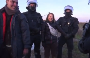 ΞΕΦΤΙΛΑ!!! Δείτε την δήθεν σύλληψη της Γκρέτα – ΠΟΖΑΡΕΙ ΓΕΛΩΝΤΑΣ με τους «μπάτσους» της ΝΕΑΣ ΤΑΞΗΣ, vid