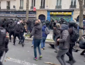 Μαζικές διαδηλώσεις κατά της μεταρρύθμισης του συνταξιοδοτικού συστήματος στην Γαλλία, η αστυνομία χρησιμοποιεί βία, vid