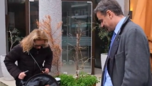 «Βλοσυρός ο Θανασάκης» – Δείτε τον πρωθυπουργό