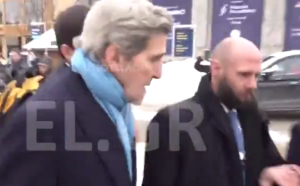 Την «πέσανε» και στον Τζον Κέρρυ στο Νταβός – Σε λίγο θα πέφτουν και καρπαζιές;; ΒΙΝΤΕΟ