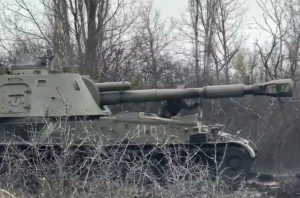 Ρωσικά Πληρώματα αυτοκινούμενων συστημάτων πυροβολικού Akatsiya 152 mm εν δράσει