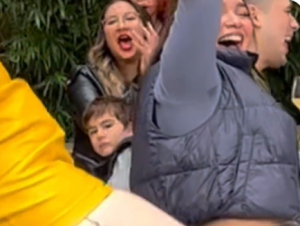 Νεαρό αγόρι παρακολουθεί Drag Queen να κάνει στριπτίζ σε εκδήλωση ξενοδοχείου! Αποτροπιαστικό ΒΙΝΤΕΟ