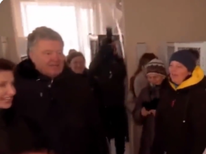 Ο πρώην πρόεδρος Ποροσένκο φτάνει στην Χερσώνα και τον υποδέχονται με ΝΑΖΙΣΤΙΚΟΥΣ ύμνους, vid