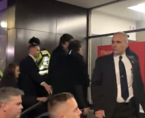 Αγριεμένοι διαδηλωτές την «έπεσαν» στον Τριντό – ΒΙΝΤΕΟ