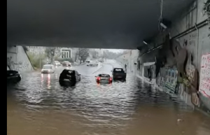 ΧΑΜΟΣ στην Αθήνα: Εγκλωβισμένα οχήματα στο Μαρούσι – «ΒΥΘΙΣΜΕΝΟ» το κέντρο – ΒΙΝΤΕΟ