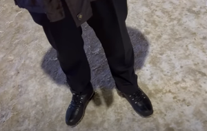 Βρήκαν σοφέρ σημαντικών προσώπων στο Νταβός – Δείτε τι αποκάλυψε ΧΩΡΙΣ να δείξει το πρόσωπό του, vid