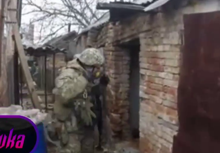 Ρώσοι «στριμώχνουν» Ουκρανούς στο Μακχμούτ μέσα σε σπίτι – ΒΙΝΤΕΟ