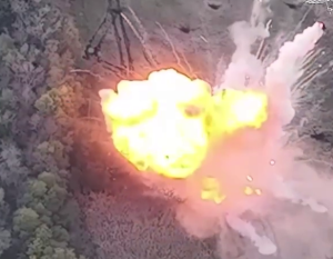 Αυτοκινούμενα πυροβόλα όπλα Giatsint 152 mm Central MD κάνουν τα πάντα στάχτη, vid