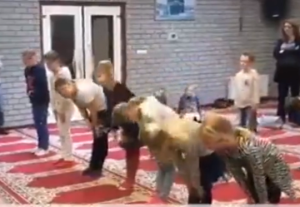 Στο Βέλγιο τα παιδιά μαθαίνουν να προσεύχονται στον Αλλάχ, vid
