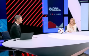 “Είσαι Λίβερπουλ και υποστηρίζεις Άρσεναλ;” – Η Λίλα Κουντουριώτη ΔΙΝΕΙ ΣΤΕΓΝΑ τον Γιαννίκο Δούσκα