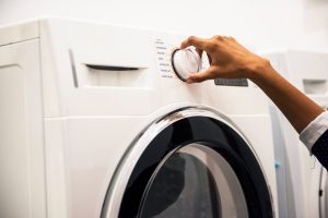 Ο βασικός λόγος που τα ρούχα βγαίνουν άοσμα από το πλυντήριο