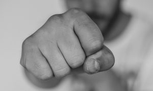 Κρήτη: Του δάγκωσε το μάγουλο και τον μαχαίρωσε στα πλευρά!