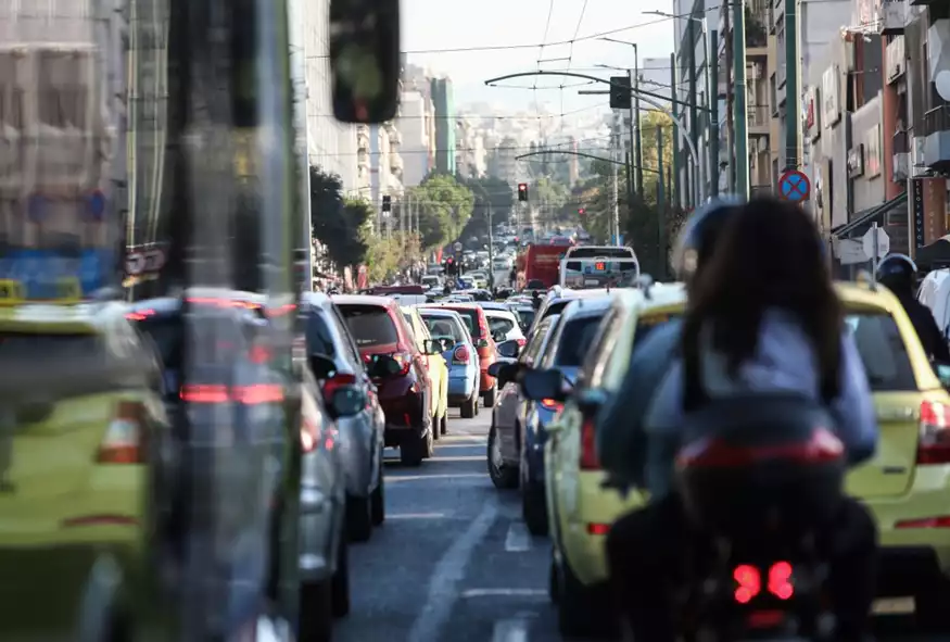 Χάος στον Κηφισό: σύγκρουση ΙΧ με μηχανή -Μποτιλιάρισμα στην παραλιακή