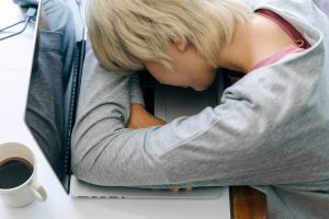 5 τρόποι για να νικήσετε τη μεσημεριανή υπνηλία χωρίς ζάχαρη ή καφέ