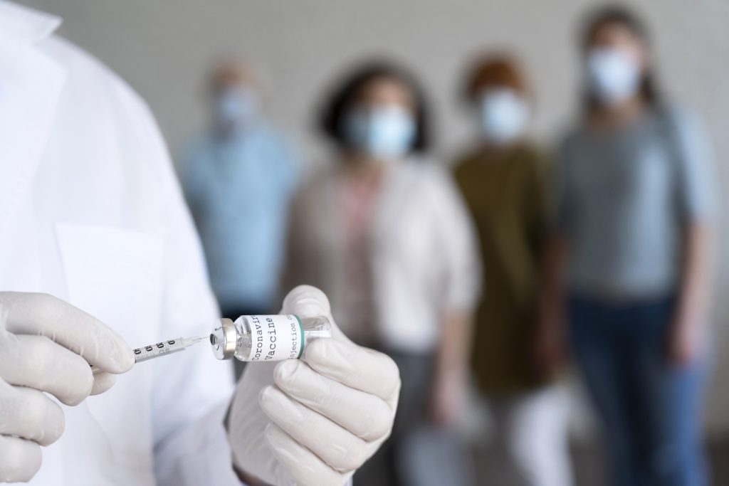 Πασίγνωστη παρουσιάστρια: «Έπαθα αυτοάνοσο από το εμβόλιο COVID», vid
