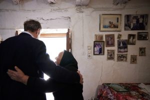 ΚΑΗΜΕΝΗ Ελλάδα! «Αν έλειπες θα γινόταν πόλεμος»: Επίθεση…αγάπης από γιαγιά σε Μητσοτάκη, vid