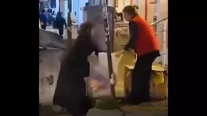 Αρπάζει τα ληγμένα τρόφιμα από τα χέρια της υπαλλήλου… ΒΙΝΤΕΟ