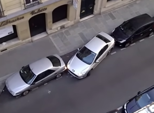 Κι όμως τα κατάφερε! Δείτε το απίστευτο παρκάρισμα (vid)