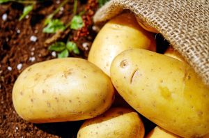 Potato sock: Αυτή είναι η παράξενη «θεραπεία» που κάνει θραύση στο TikTok