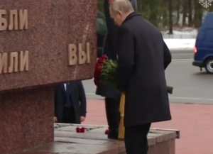 Φόρο τιμής στους πεσόντες της πολιορκίας του Λένινγκραντ απέτισε ο Πούτιν, vid