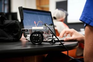 Αργούν όλα… Αυτόνομα ρομπότ μεταφορών (delivery droids) στους δρόμους των Τρικάλων