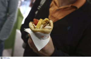 Ακριβό μου σουβλάκι! Απλησίαστες γίνονται οι τιμές στο αγαπημένο “γρήγορο φαγητό” των Ελλήνων