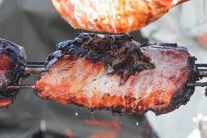 ΕΛΛΑΔΑΡΑ! Μαζεύτηκαν 2χιλ. άτομα σε γιορτή βουλευτή επειδή…νόμιζαν ότι θα φάνε γουρουνοπούλα – ΦΩΤΟ