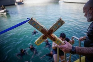 Θεοφάνεια στην Πάτρα: Βούτηξαν για τον σταυρό και τραγούδησαν τον Εθνικό Ύμνο, vid