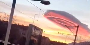 Πού εμφανίστηκε το εντυπωσιακό σύννεφο που έμοιαζε με… «ιπτάμενο δίσκο εξωγήινων» (βίντεο)