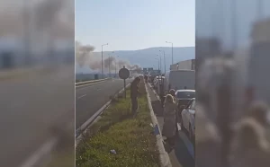 Στις φλόγες φορτηγό που κινούνταν στον αυτοκινητόδρομο Θεσσαλονίκης – Σερρών, vid