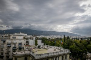 Σκονισμένη και ανεμώδης θα είναι η Κυριακή της αποκριάς – Πού θα σημειωθούν λασποβροχές;