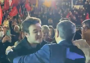 Τρέχουν» στους κομματάρχες οι Έλληνες: Δείτε αποθέωση στον Αλέξη – ΒΙΝΤΕΟ