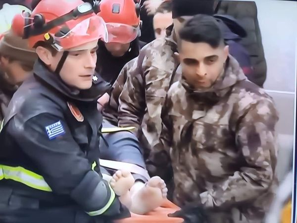 Σεισμός στην Τουρκία: Ο γιος του πυροσβέστη που είχε σώσει τον Ανδρέα στο Αίγιο, διέσωσε παιδί στο Χατάι