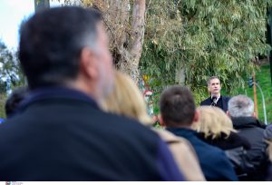 ΚΑΡΑΓΚΙΟΖ ΜΠΕΡΝΤΕ!!! Ο Μπακογιάννης προσποιείται πως έπεσε χιόνι και το «καθαρίζει» – ΜΟΝΑΔΙΚΟ ΒΙΝΤΕΟ