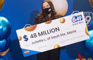 18χρονη αγόρασε πρώτη φορά λαχείο, κέρδισε 35 εκατ. δολάρια -«Η ζωή μπορεί να αλλάξει σε μια στιγμή»