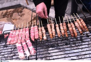 Τσικνοπέμπτη: Δεν φαντάζεστε πόσα σουβλάκια καταναλώθηκαν στην Πάτρα