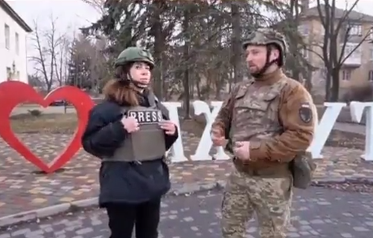 ΒΙΝΤΕΟ: Ουκρανή ρεπόρτερ…”χορεύει” στους πολεμικούς ρυθμούς των Ρώσων