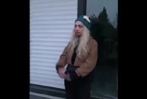 ΒΙΝΤΕΟ: ΣΥΜΜΟΡΙΕΣ πλιατσικολόγων επιτίθενται σε γυναίκα στην Τουρκία