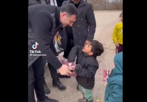 Προσέξτε την κίνηση που κάνει αυτό το σεισμόπληκτο αγοράκι από τη Συρία, vid