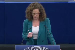 «ΟΛΟΙ ΜΑΖΙ» – Ολλανδή Ευρωβουλευτής μιλάει σε άπταιστα ελληνικά, vid