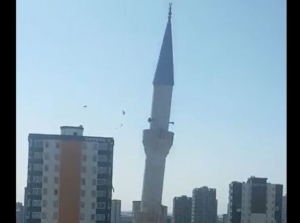 ΒΙΝΤΕΟ από Τουρκία! Η στιγμή που το κατεξοχήν σύμβολο του Ισλάμ καταρρέει, vid