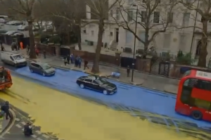 Λονδίνο: Ζωγράφισαν την ουκρανική σημαία έξω από τη ρωσική πρεσβεία, vid