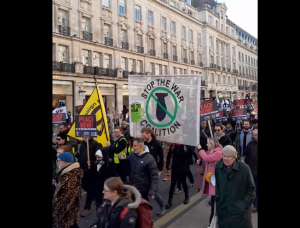 «Ειρήνη ΤΩΡΑ! Όχι άλλα όπλα στην Ουκρανία», ζητά το πλήθος στο Λονδίνο, vid