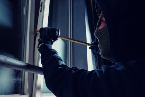 Εξαρθρώθηκε συμμορία αλλοδαπών που διέπραττε ληστείες σε σπίτια στην Αττική – Κλοπές άνω των 120.000 ευρώ
