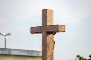 Οι σεισμόπληκτοι Έλληνες της Αντιόχειας έστησαν μεγάλο φωτεινό ΣΤΑΥΡΟ, vid