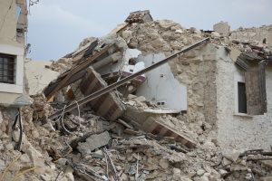 Βίντεο – σοκ από την Ταϊλάνδη: Ουρανοξύστης καταρρέει και εκσφενδονίζει τον χειριστή γερανού στον αέρα
